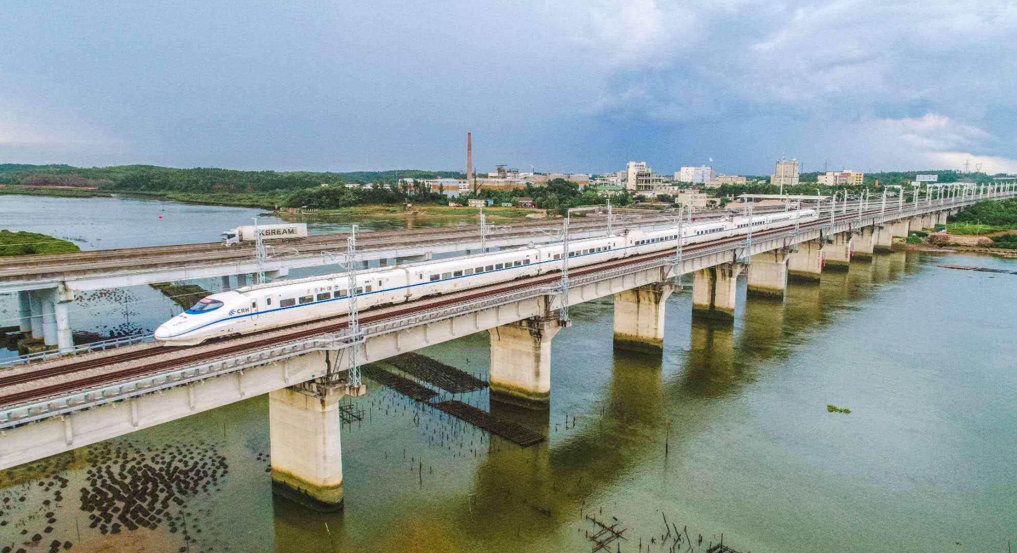 一列和谐号动车通过湛江石门海湾的石门铁路大桥.