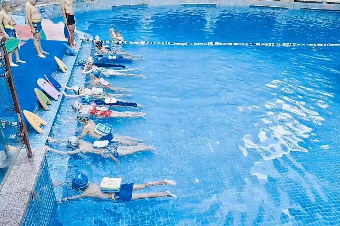 【放暑"价"】5折抢内江室内游泳培训班!这个夏天,让孩子学会一门技能!
