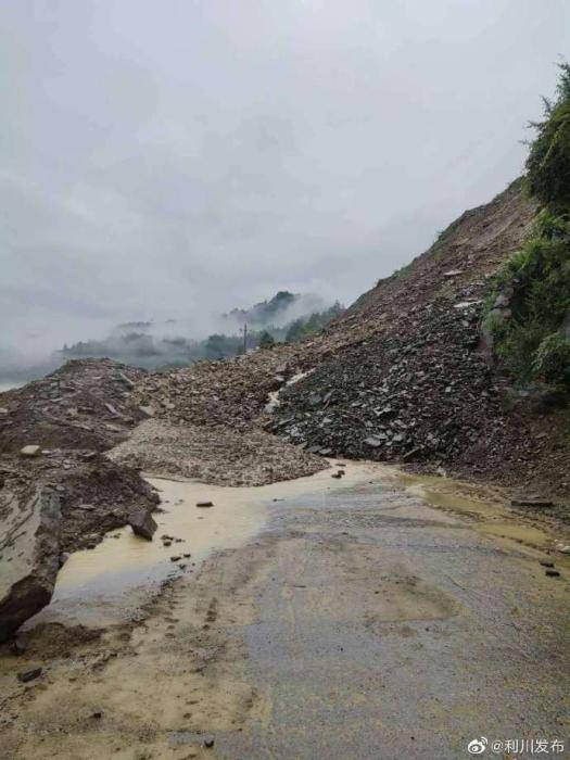 湖北利川大岩山体滑坡:交通已中断,无绕行线路