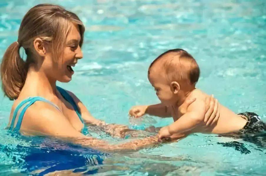 新生儿|新生儿游泳到底好是不好？关键看你做对了没有