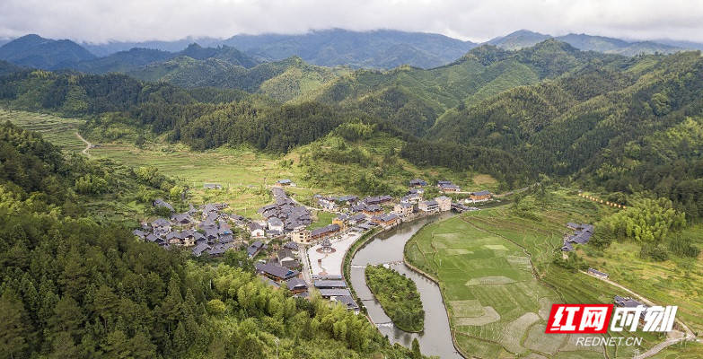 洞口县罗溪乡宝瑶村坐落在雪峰山腹地.