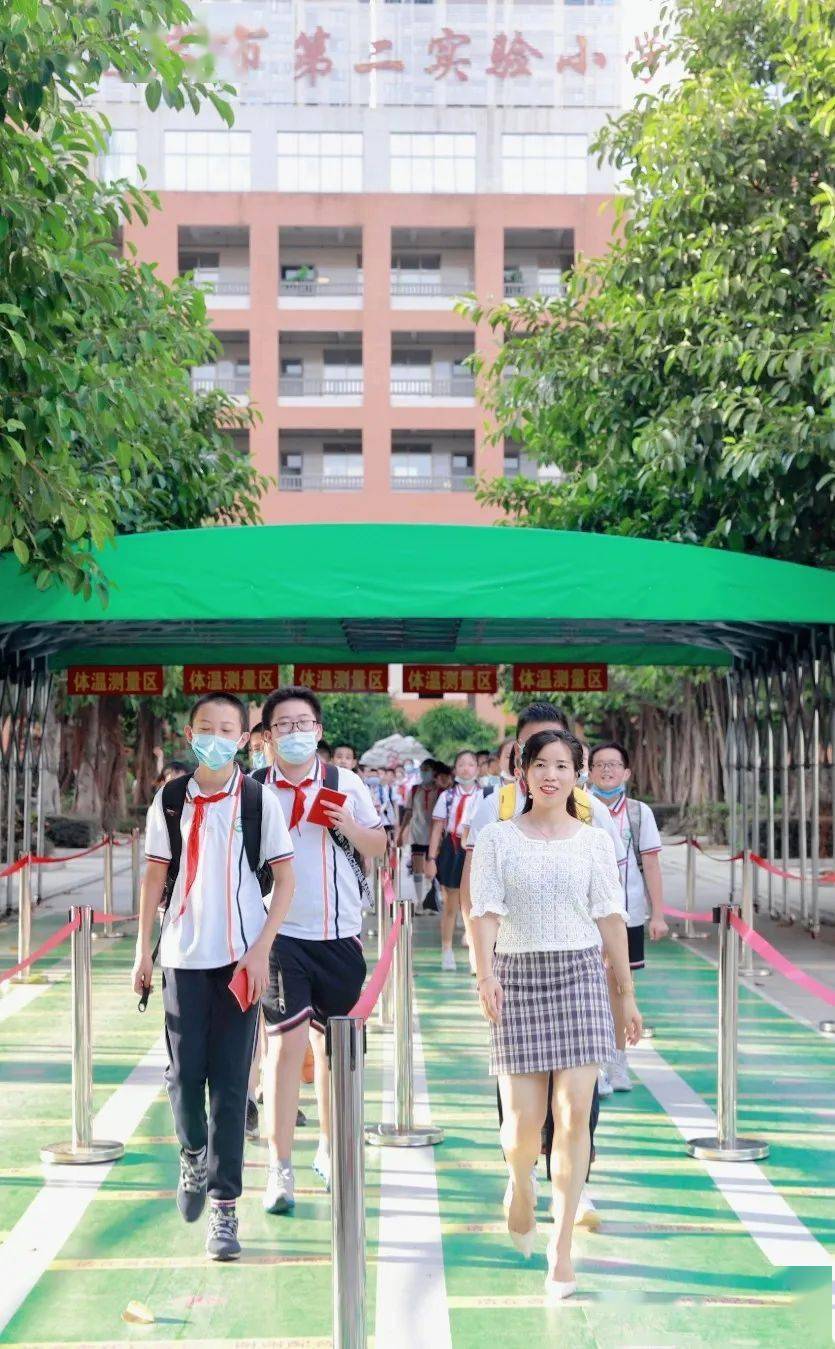 心怀感恩扬帆启航龙岩市第二实验小学2020届毕业典礼活动报道