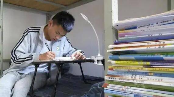 少年|热血少年！16岁的他伤腿里带着钢板，跳河救下150斤落水男子