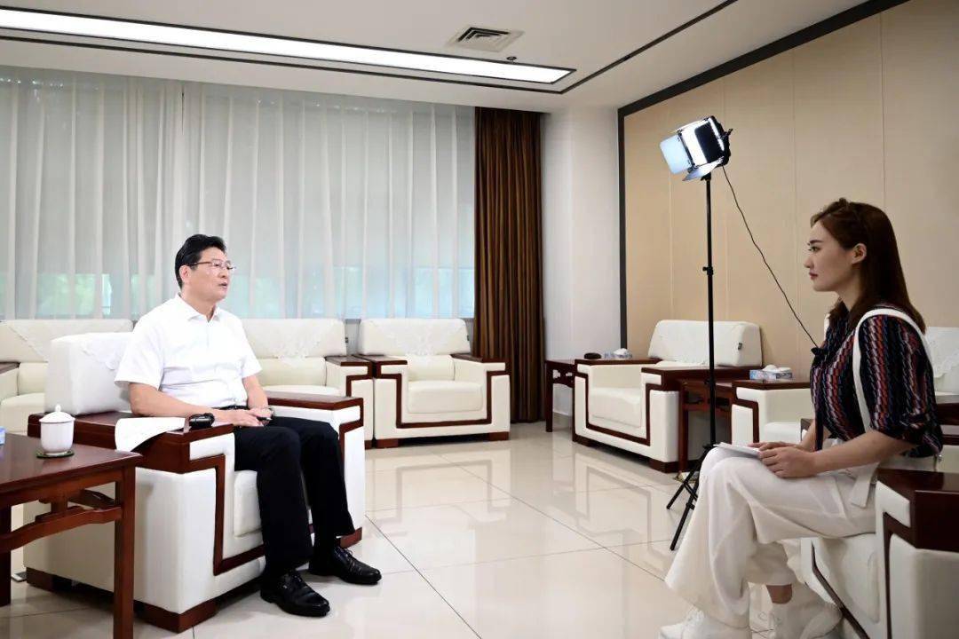 郑俊康接受广西广播电视台专访,畅谈创建全国文明城市的实践和愿景