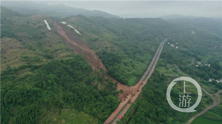 重庆高速集团第一时间启动高速公路地质灾害应急预案,及时疏散附近