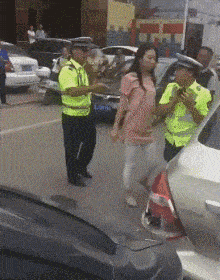 搞笑GIF:大家来向我们的新帮主问好