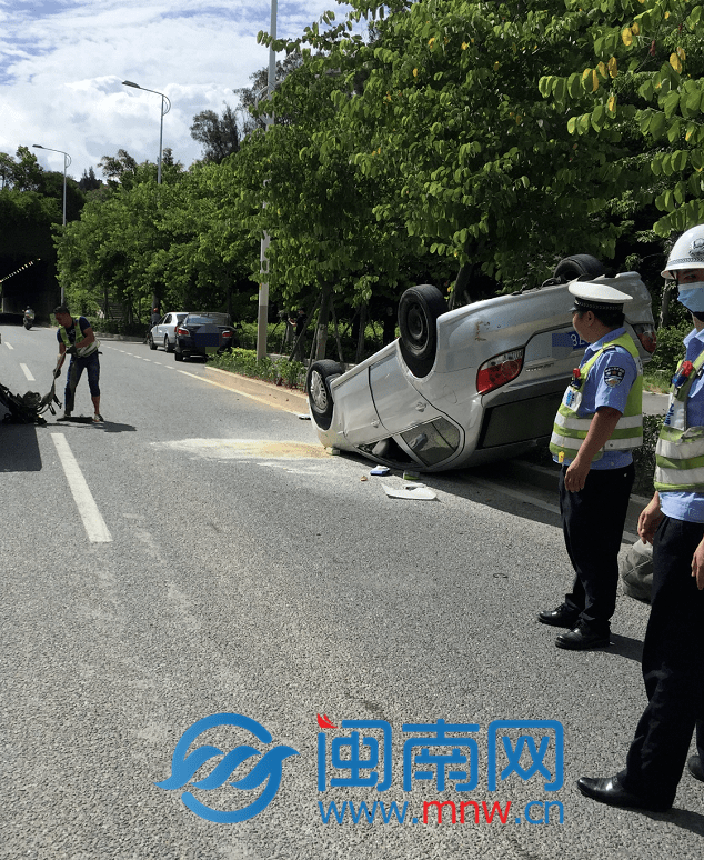 泉州市区3车追尾!一车翻车,漏油!里面有大人和小孩._事故