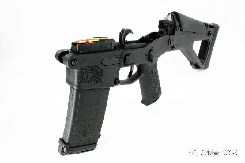 bushmaster acr的下机匣和另一种不可伸缩版本的枪托,空仓挂机类似 fn
