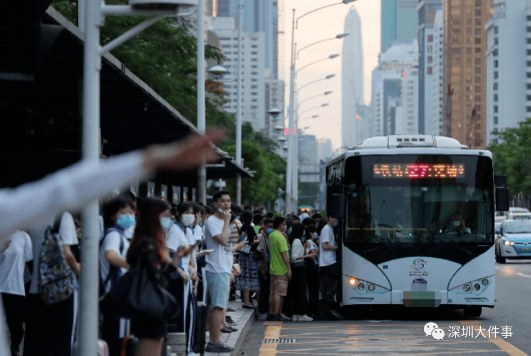 大车|瞬间被大车卷入车底！一女子不幸身亡，又跟它有关！视频惊心