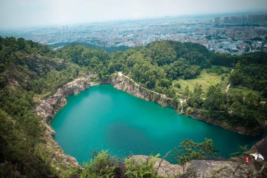 地址:天河区岑村 六片山 越来越多潮人去打卡的六片山,有一片湖水绿油