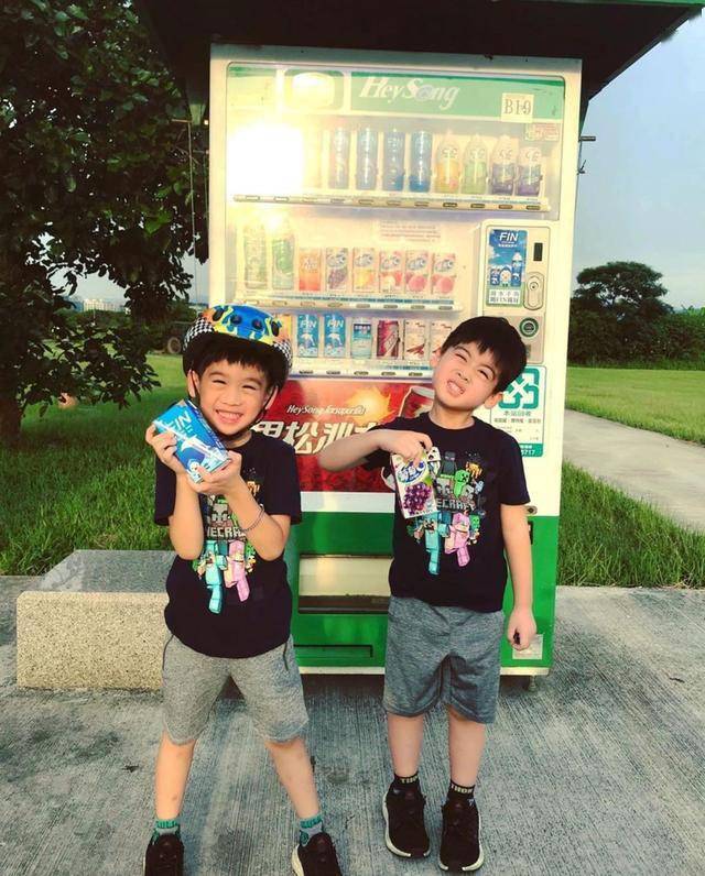陈若仪带双胞胎儿子外出聪明的4岁双子星已会使用自助售货机