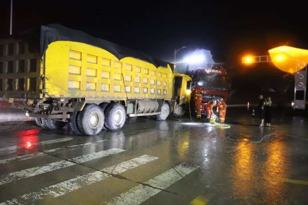 雨天路滑两辆货车相撞 消防紧急救援