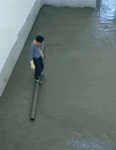 搞笑GIF:那只手到底干了什么,让妹子笑的这么开心!