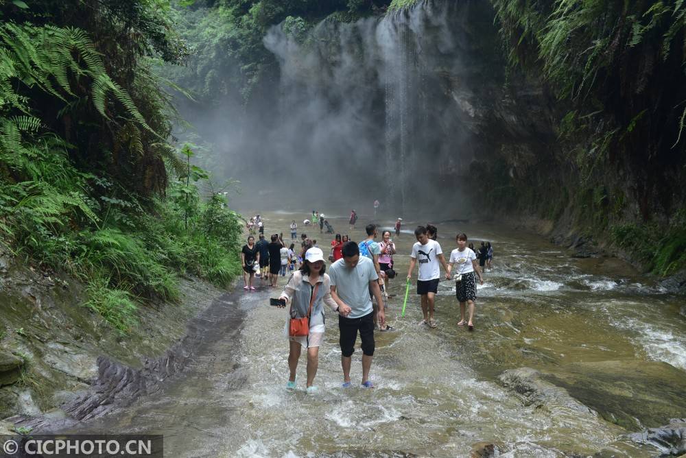 以上图片:2020年7月5日,游客在四川省内江市威远县石板河旅游区游玩.