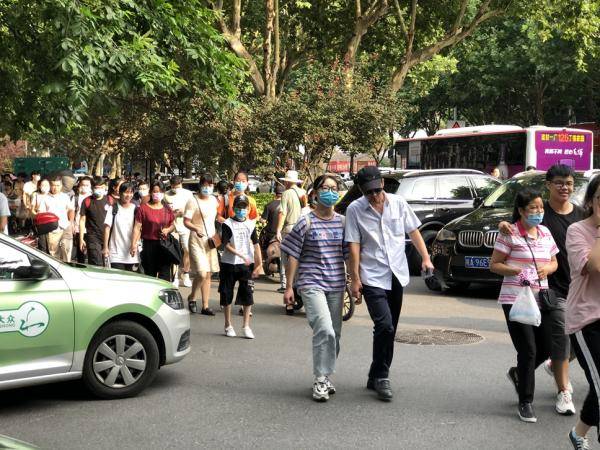 合肥市|组图：高考第一天结束 考场外最真实的画面记录