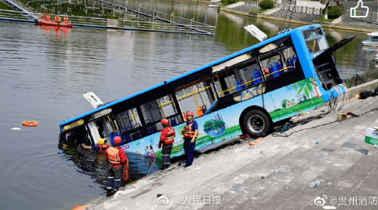 画面|痛心！贵州公交坠湖已致21人遇难，包含一名学生（视频）