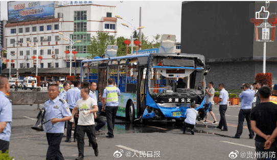 画面|痛心！贵州公交坠湖已致21人遇难，包含一名学生（视频）