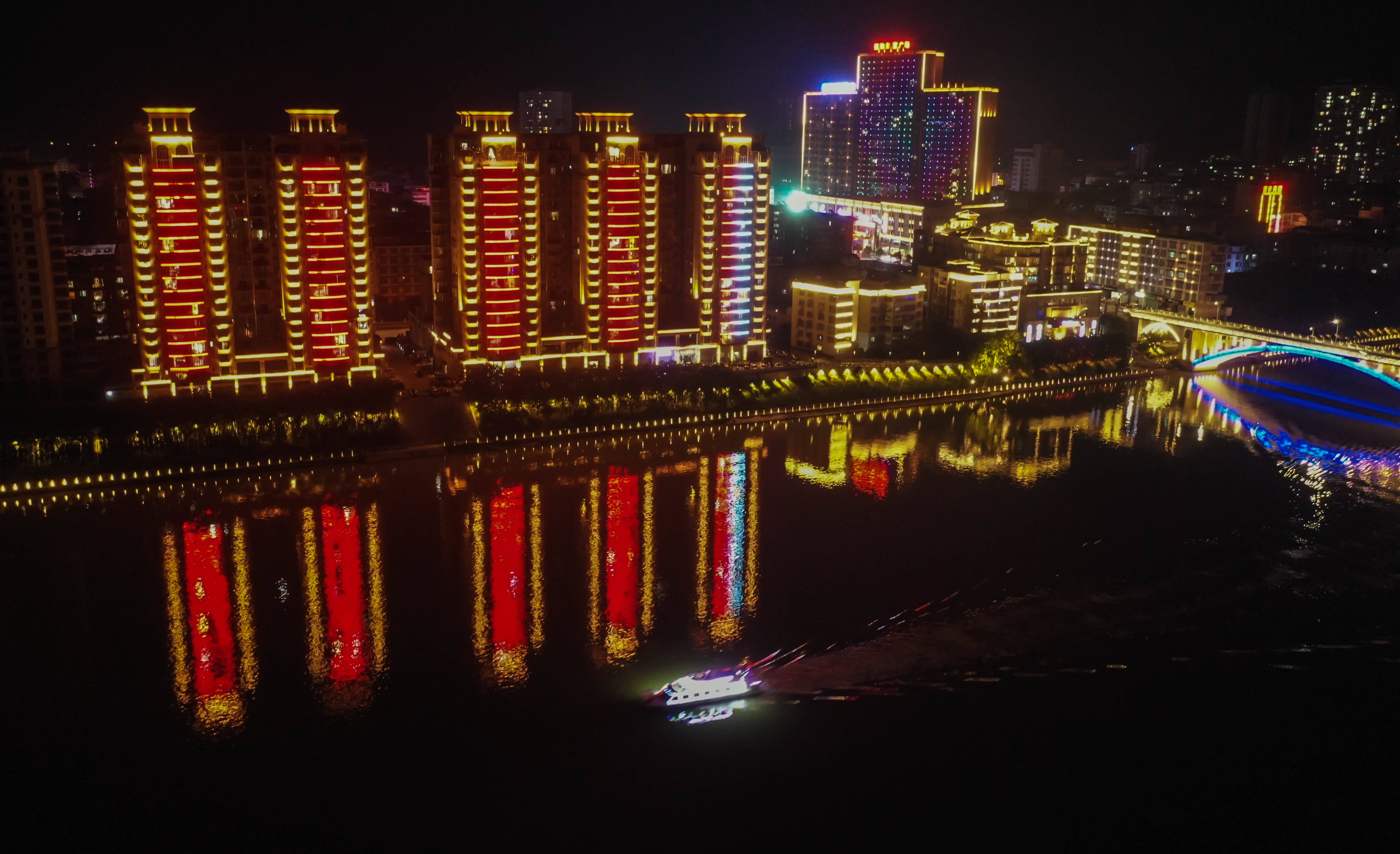 这是融安县城一处夜景(7月7日摄,无人机照片.返回搜狐,查看更多