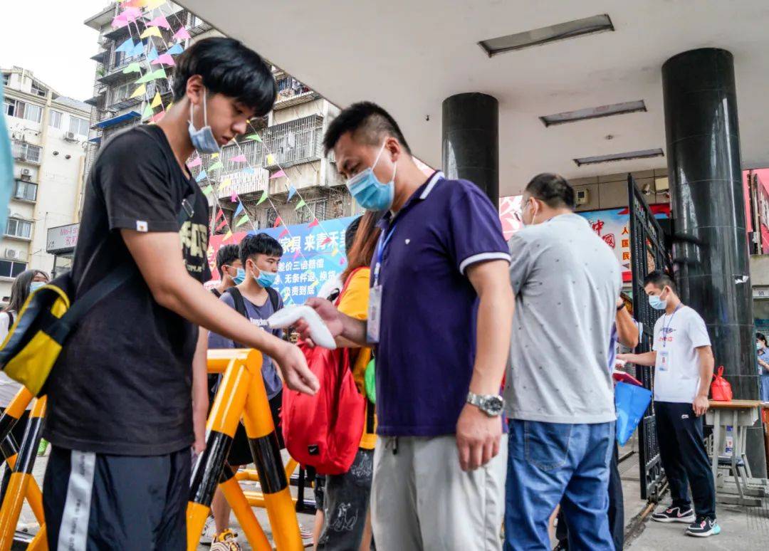 高考|多图直击桂林高考现场!这一幕幕让人动容…