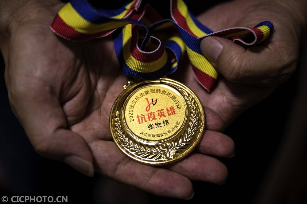 凡人|凡人的哥不凡热血：从抗疫英雄到爱心送考