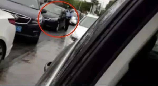 孩子|暖心“遮雨小哥哥”！ 民警用身体为熟睡孩子遮雨4分钟