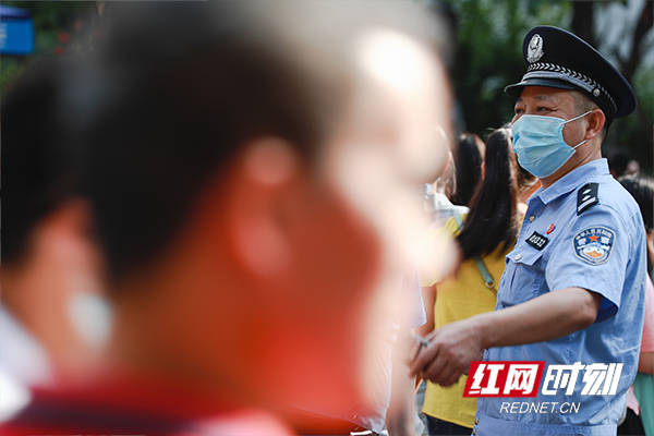 高考|组图丨直击高考：最可爱的人 最可爱的守护