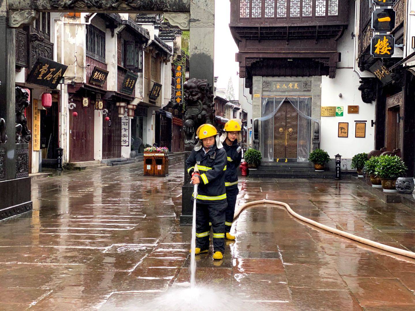 鞋里|衣服换了好几件，鞋里水倒了不知道多少回——安徽黄山屯溪老街防汛见闻