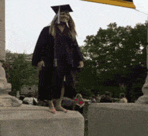 搞笑GIF:这年头当个伴娘也太不容易了,姑娘以后长点心吧!