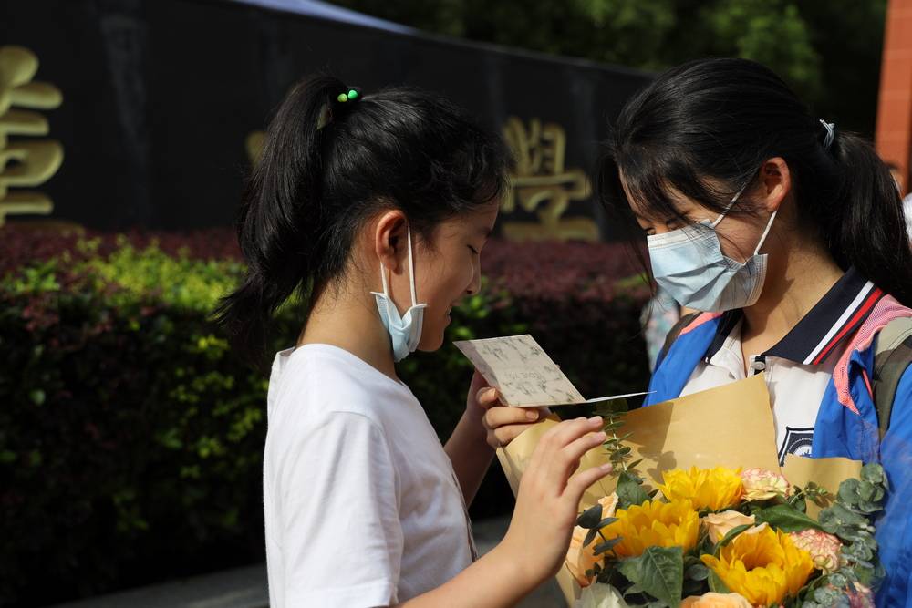 武汉|经历疫情和高考双重考验，武汉5.35万名“后浪”走出考场