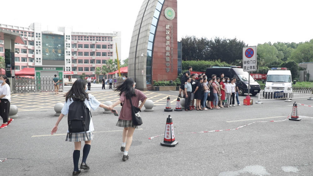武汉|经历疫情和高考双重考验，武汉5.35万名“后浪”走出考场