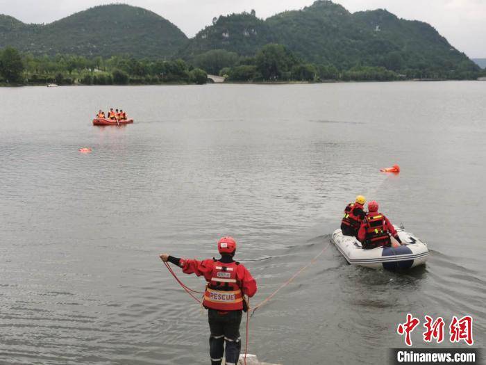 事件|贵州安顺公交车坠湖事件15人在医院救治 排查搜救仍在继续