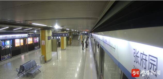 张女士|尴尬！低头玩手机拖鞋掉入轨行区，女乘客赤脚求助