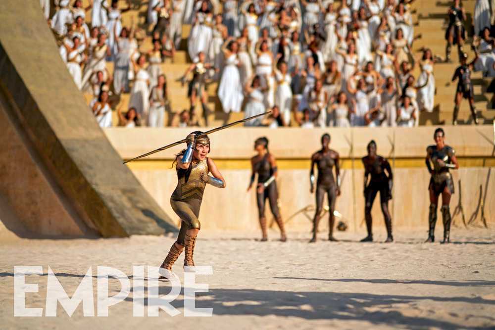 女侠2|《神奇女侠2》曝光新剧照，年幼戴安娜亮相