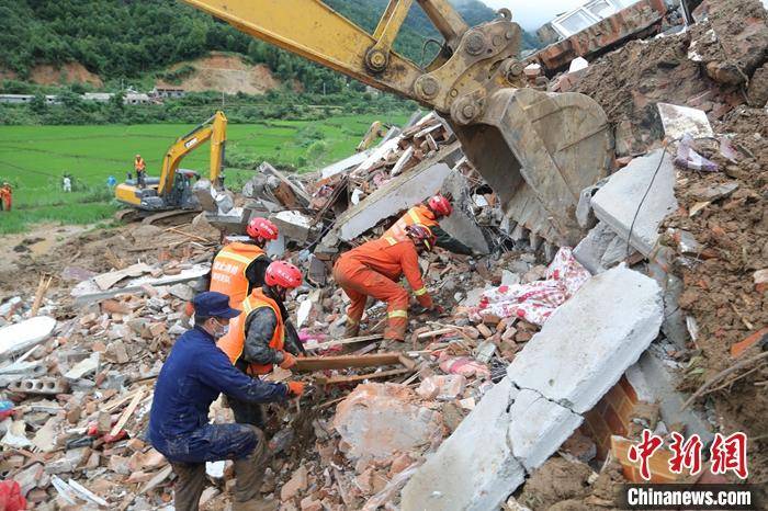 救援|湖北黄梅一村庄山体滑坡搜救出6名被困者 5人无生命体征