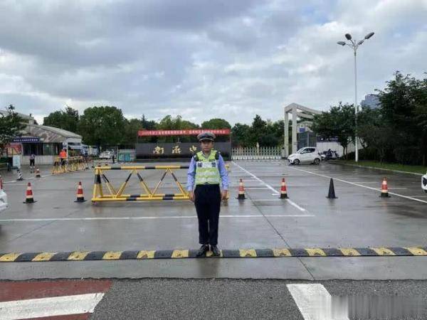 和孚大桥|交警紧急护送，开考前3分钟将考生顺利送达考场