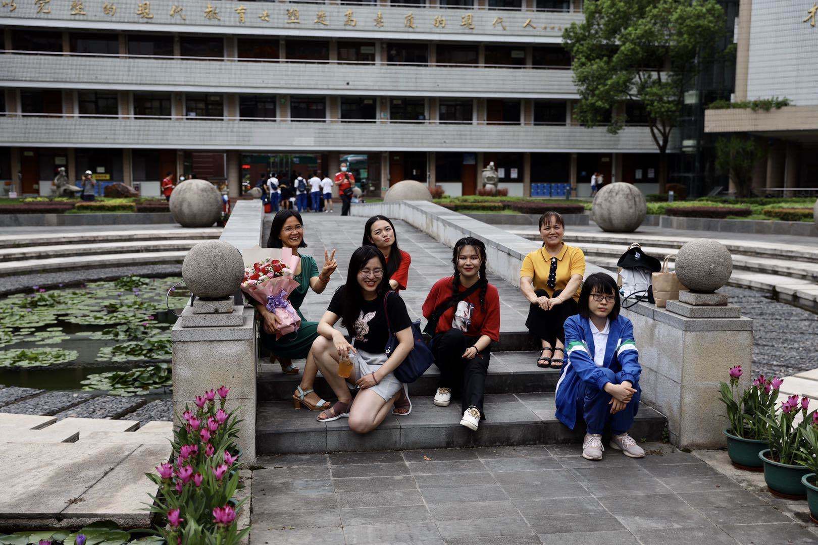 记者|直击广州各中学高考结束瞬间，鲜花、拥抱、爸爸妈妈的吻！