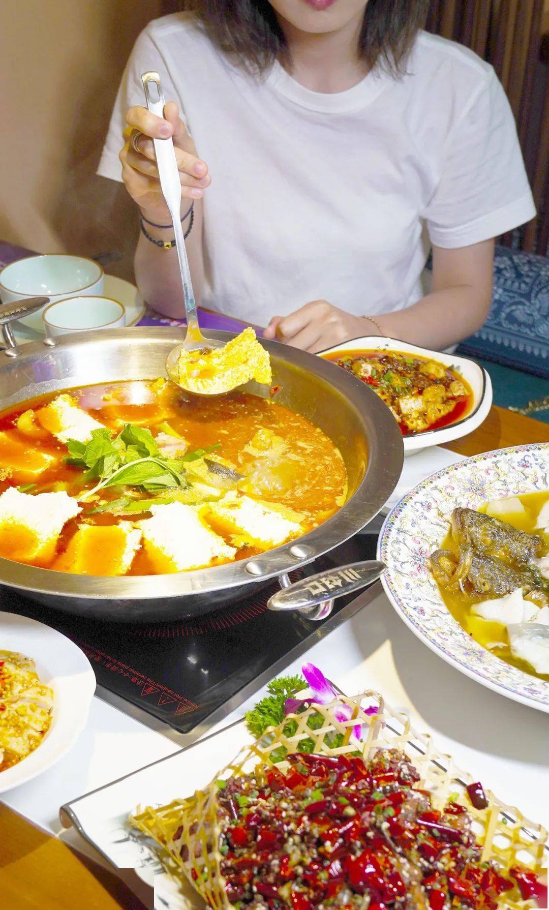 这店刚开半年,靠这200℃爆炸酸菜鱼火了!