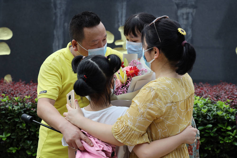 武汉|经历疫情和高考双重考验，武汉5.35万名“后浪”走出考场