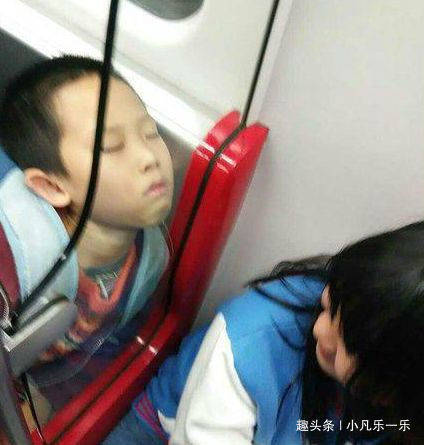 搞笑GIF:妹子的包里如果不是化妆品,那一般只有零食