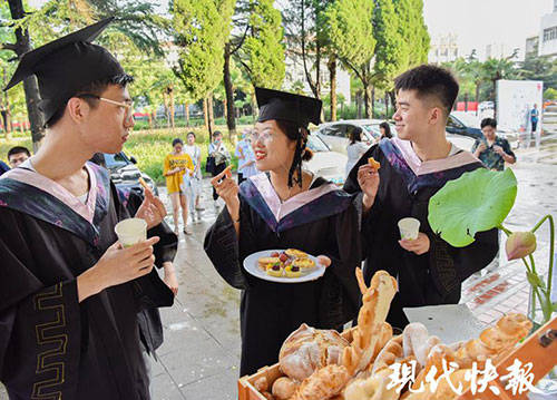 烧烤|甜点、龙虾、烧烤……这所大学的毕业美食太诱人了