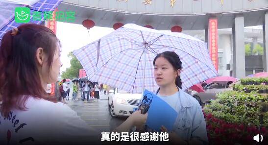 城管积水中游泳背女孩赴考：“我喝到水你也别