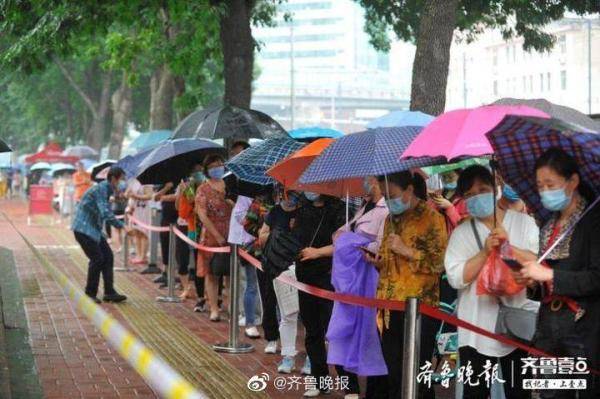 考点|高考考点外，老师家长撑起一片伞海