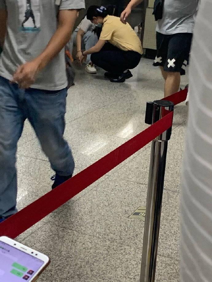 网友|妳蹲下系鞋带的那一刻，真的很美（感谢网友供图） ?