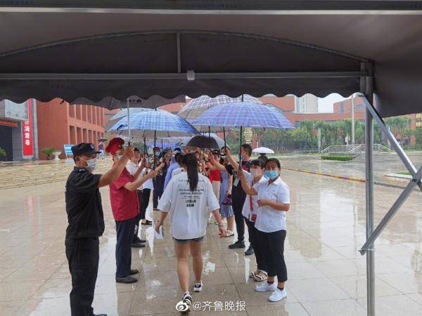 考点|高考考点外，老师家长撑起一片伞海