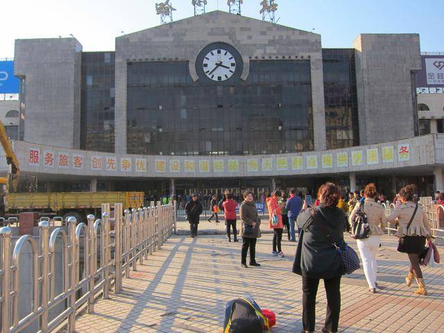 新旧照片对比看变化:还记得老哈站长啥样吗?