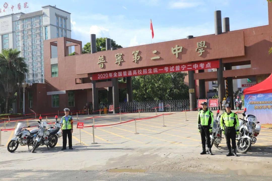 02 开辟"绿色通道" 早上8时许,城东中学考点门前,民警发现一名考生神