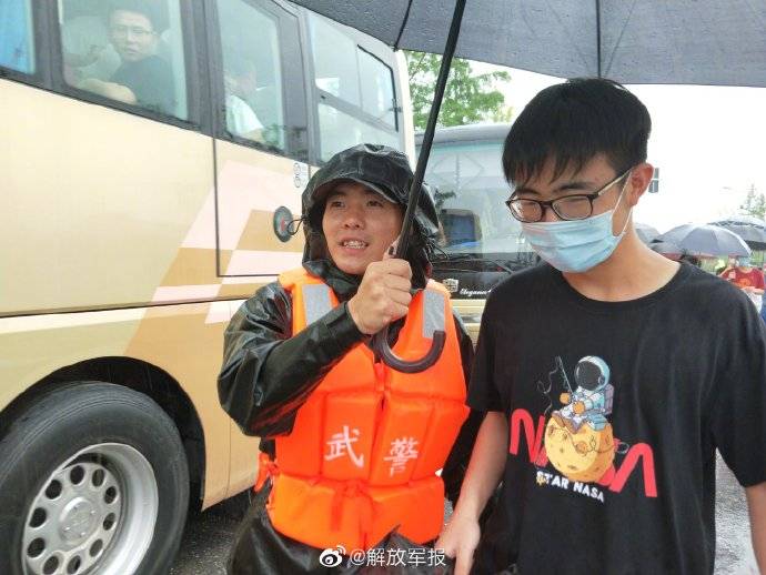 歙县|武警官兵为歙县考生搭起遮雨长廊