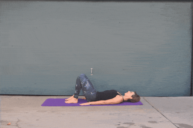 仰卧,屈双膝,抬起双腿 将左脚踝放在右膝处 双手从下抱住右大腿 形成