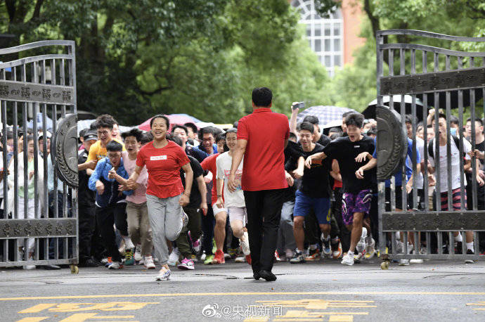 高考|我！们！考！完！了！高考结束考生冲出考场的瞬间