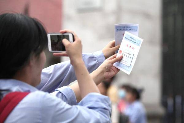 高考|?高考结束！开心到“劈叉”！